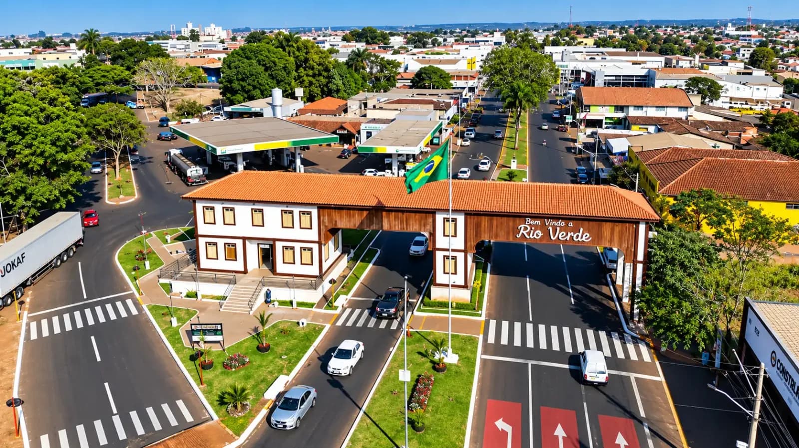 Portal de entrada de Rio Verde, em Goiás, com a placa “Bem-vindo a Rio Verde” sobre a avenida